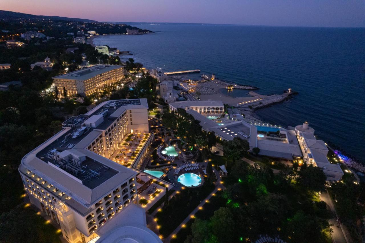 Hotel Ensana Aquahouse Saints Constantine and Helena Exterior foto The resort at night