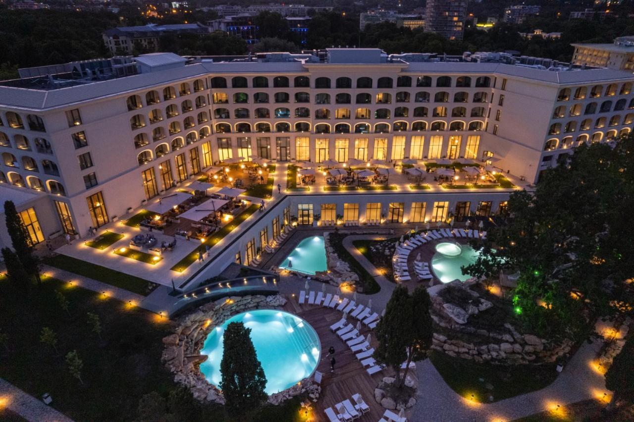Hotel Ensana Aquahouse Saints Constantine and Helena Exterior foto The hotel at night