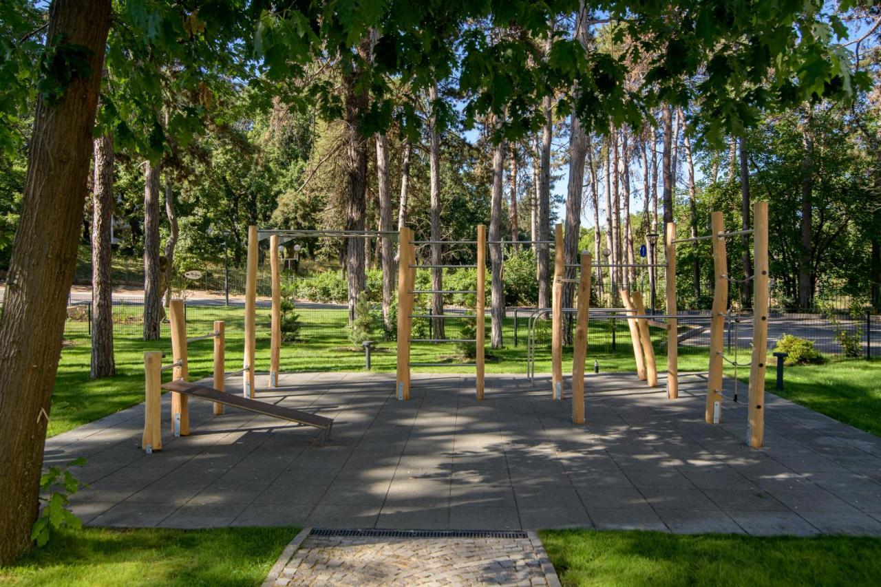 Hotel Ensana Aquahouse Saints Constantine and Helena Exterior foto The memorial in 2019
