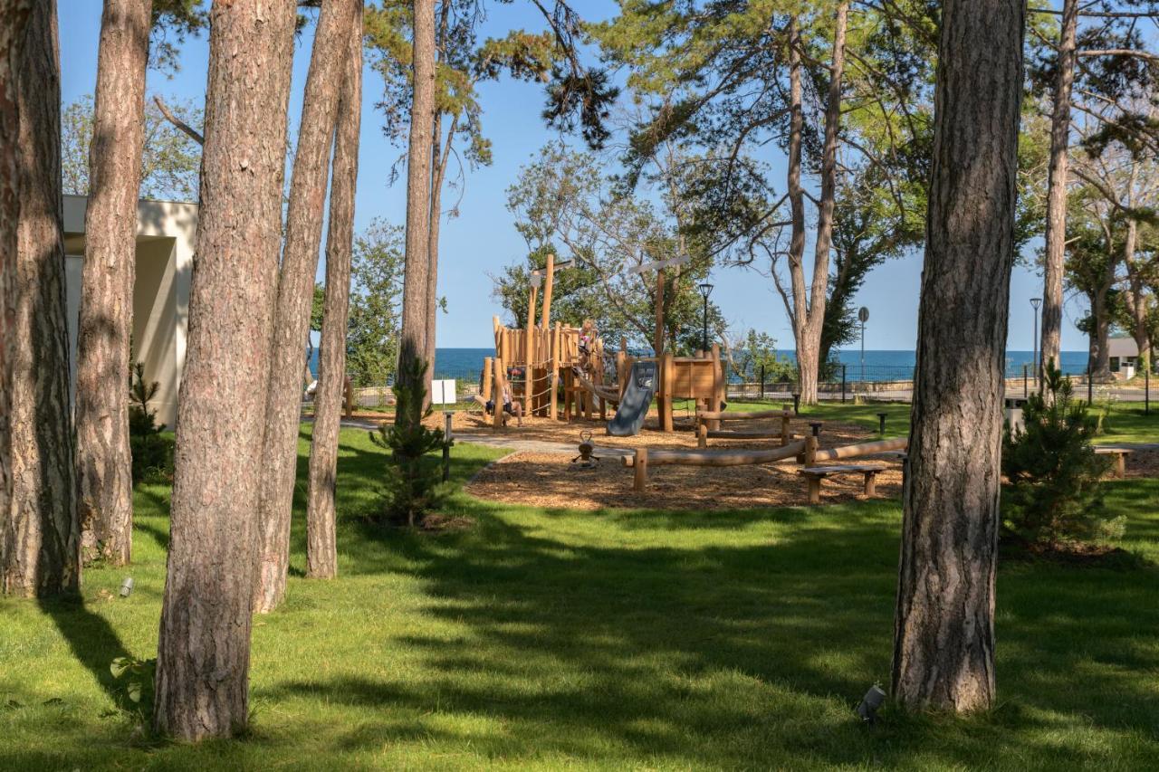 Hotel Ensana Aquahouse Saints Constantine and Helena Exterior foto Playground at the park